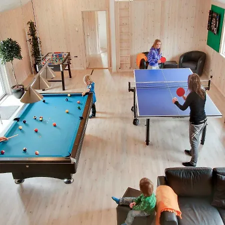 Feriehus 24 Person In Bl Vand *