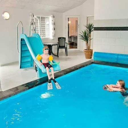 24 Person In Bl Vand * Blåvand